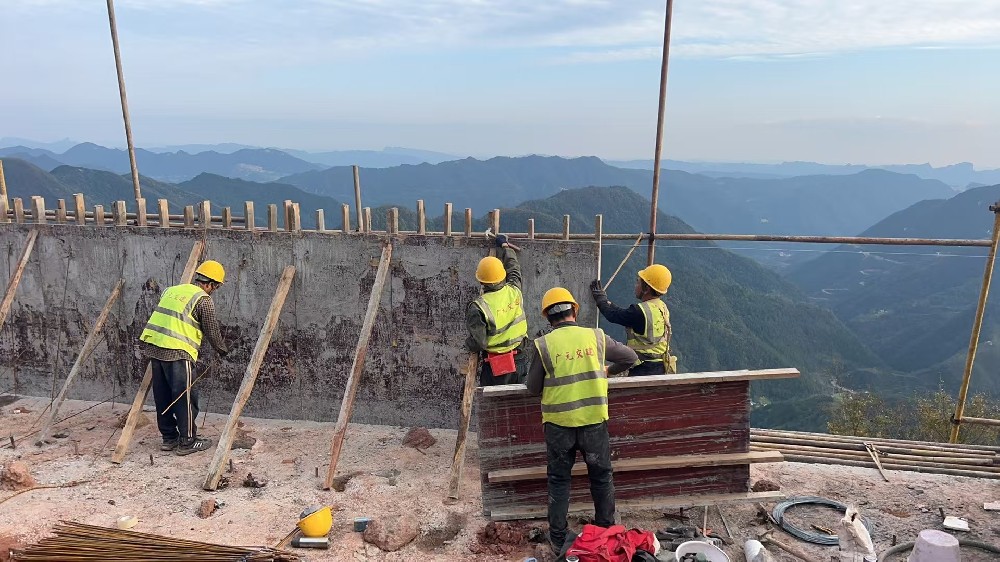 筑路修橋后，群山闊然時 ——劍閣縣下寺至利州區(qū)月壩公路項目（三個石至硝洞埡段）高質(zhì)量建設(shè)側(cè)記